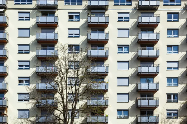 Загальний фасад будинку з балконами — стокове фото