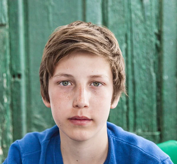 Portrét šťastné mladé dospívající chlapec — Stock fotografie