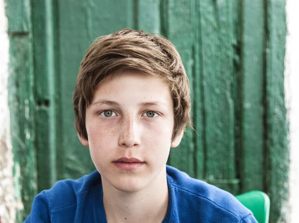 Retrato de feliz jovem adolescente — Fotografia de Stock