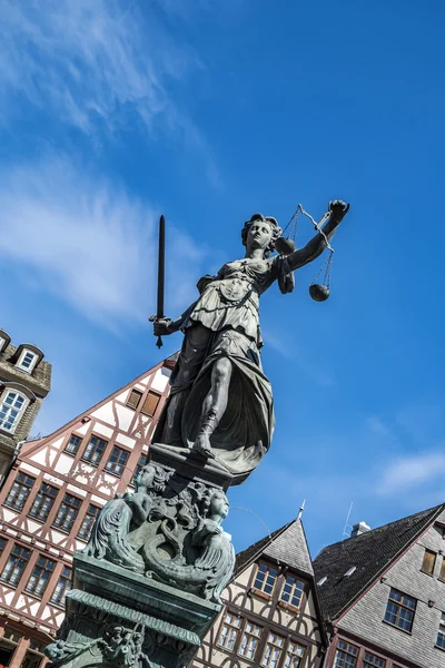 Standbeeld van Vrouwe Justitia (Justitia) in Frankfurt — Stockfoto