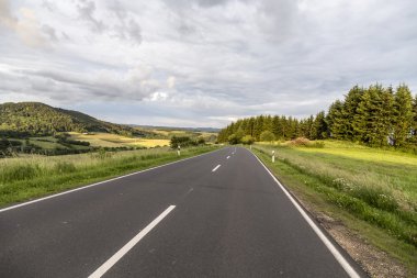 kırsal Eifel yatay, yol ve yeşil çayır