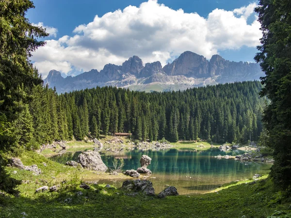 Lago esmeralda perfeitamente claro — Fotografia de Stock