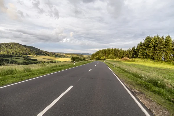 Paesaggio rurale Eifel con strada e prato verde — Foto Stock