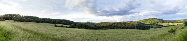 Venkovské Eifel krajinu s lesy a zelené louce — Stock fotografie
