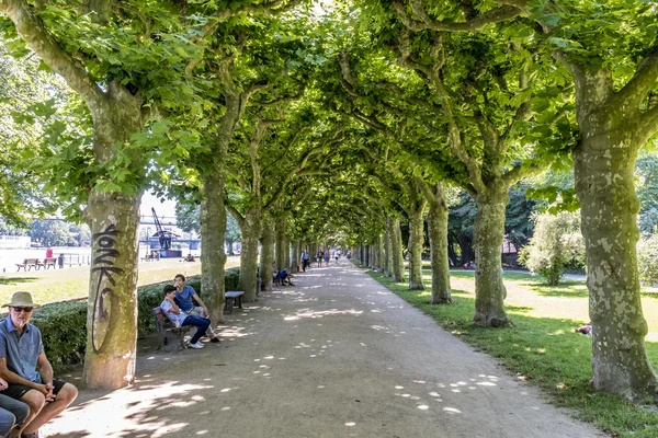 Die Leute entspannen sich an den Bänken im Bereich klein nizza in Frankfurt — Stockfoto