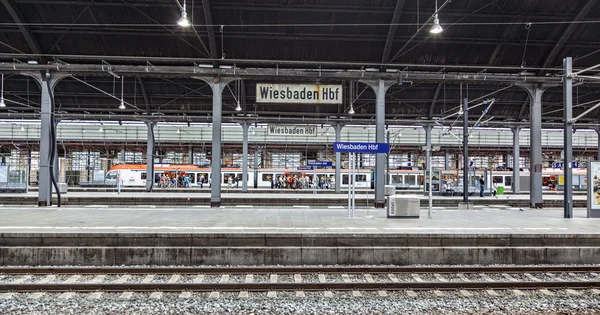 Tren istasyonu Wiesbaden, Almanya — Stok fotoğraf