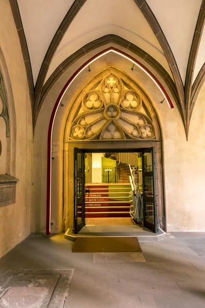 Dettaglio dell'arco in pietra arenaria nel chiostro della chiesa di Santo Stefano — Foto Stock