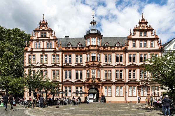 Old Historic Gutenberg Museum met blauwe hemel in Mainz — Stockfoto