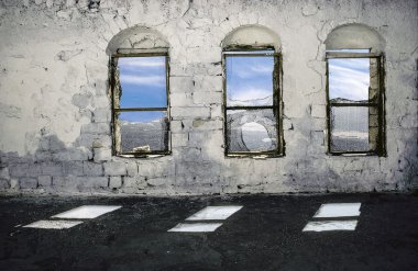 eski grungy tahrip olmuş duvar gökyüzüne Manzaralı