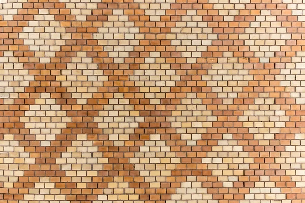 Διακοσμημένα με γεωμετρικά μοτίβα τοίχο από τούβλα — Φωτογραφία Αρχείου