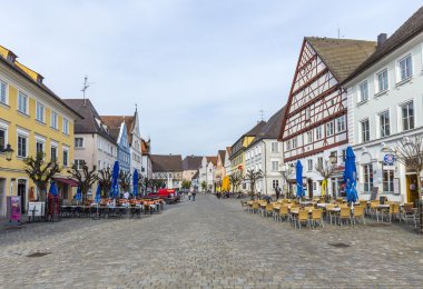 Guensburg eski pazar yerinde insanlara