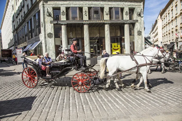 Traditional horse riding in a Fiaker through the city center in — Stock Photo, Image