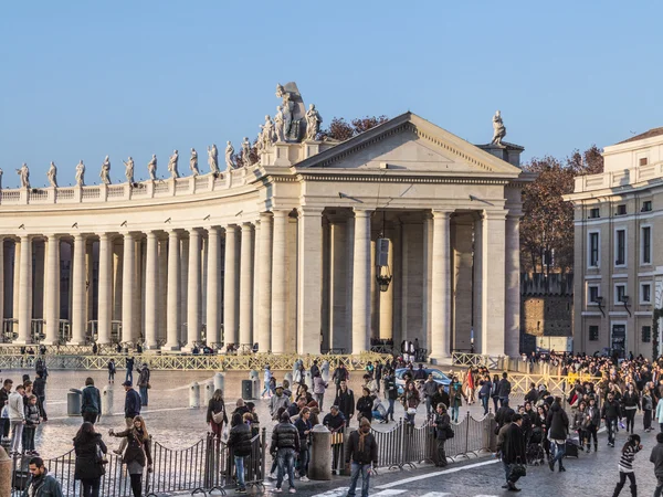 Turisták a Vatikáni Szent Péter téren gyalogos — Stock Fotó