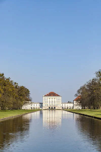 Nymphenburg terrenos del castillo en Munich con reflejo en el lago, Ge —  Fotos de Stock