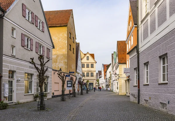 Mensen in het oude voetgangersgebied in Guensburg — Stockfoto