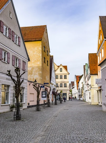 Personnes dans l'ancienne zone piétonne de Guensburg — Photo