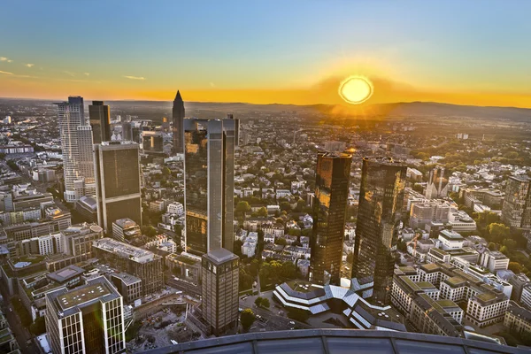 Panorama van Frankfurt am Main met wolkenkrabbers — Stockfoto