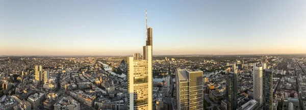 Panorama von Frankfurt am Main mit Wolkenkratzern — Stockfoto