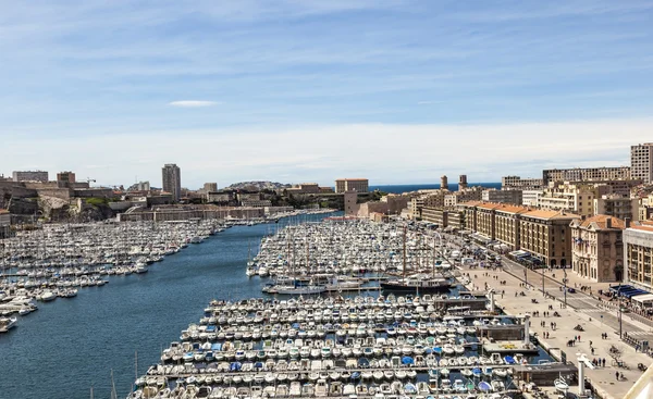 Białe jachty w Stary Port Vieux w centrum miasta w Marseil — Zdjęcie stockowe