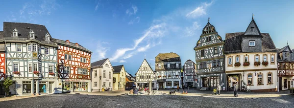 Menschen genießen historischen Marktplatz in Bad Camberg. — Stockfoto