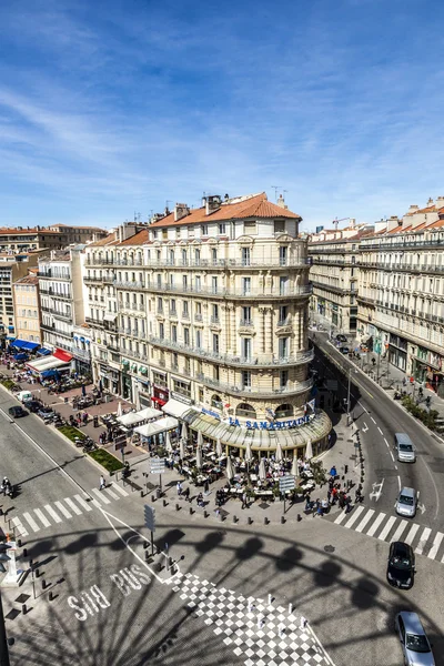 Visa till den historiska strandpromenaden vid den gamla hamnen i Marseille. — Stockfoto