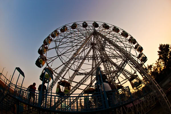 People enjoy the big wheel in the amusement park in Delhi in fro — Stock Photo, Image