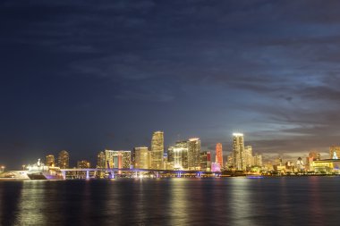 Miami şehir manzarası panorama alacakaranlıkta  