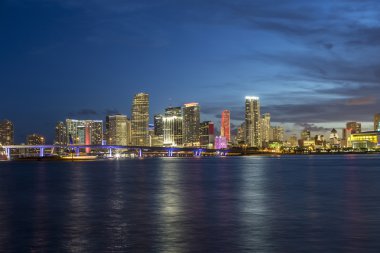 Miami şehir manzarası panorama alacakaranlıkta  