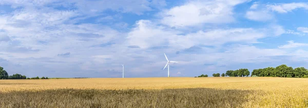 Větrné elektrárny ve venkovské krajině — Stock fotografie