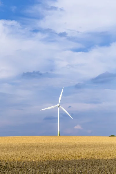 Vindgenerator i landskapet – stockfoto