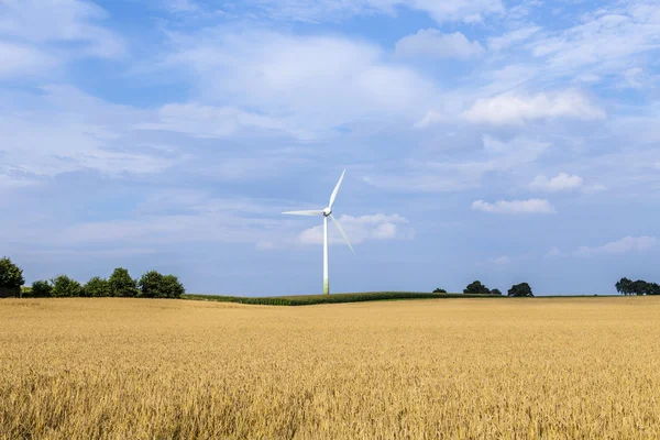 Vindgenerator i landskapet – stockfoto