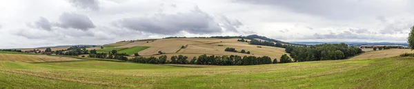 Paesaggio rurale con campi e nuvole vicino Felsberg — Foto Stock