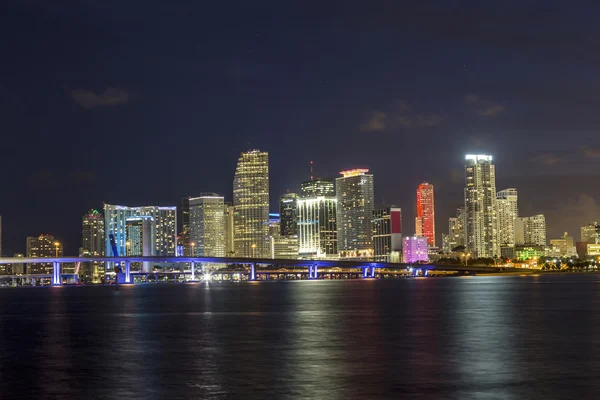 Miami city skyline panorama in de schemering — Stockfoto