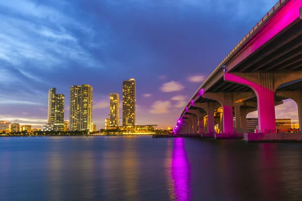 Miami city skyline panorama i skymningen — Stockfoto