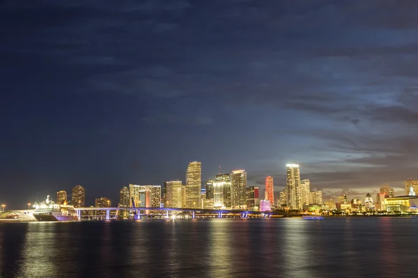 Miami city skyline panorama in de schemering — Stockfoto