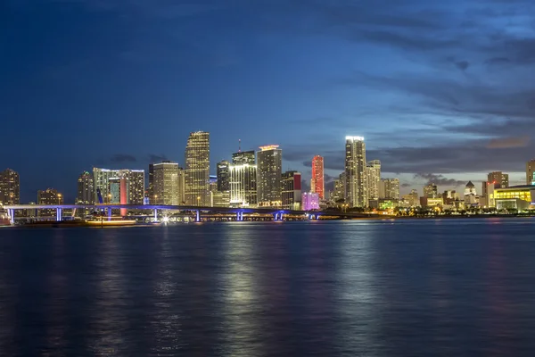 Miami city skyline panorama in de schemering — Stockfoto