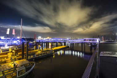 Hamburg landungsbruecken gece görünümü  