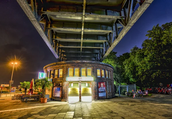 Famosa estación de metro Landungsbruecken cerca de St. Pauli por la noche — Foto de Stock