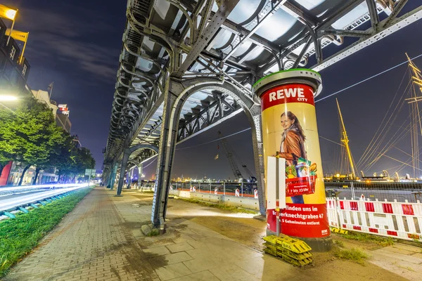 Berühmte Hochbahn bei Landungsbrücken bei Nacht — Stockfoto