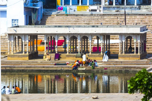 Persone si lavano nel lago santo nella città di Pushkar , — Foto Stock