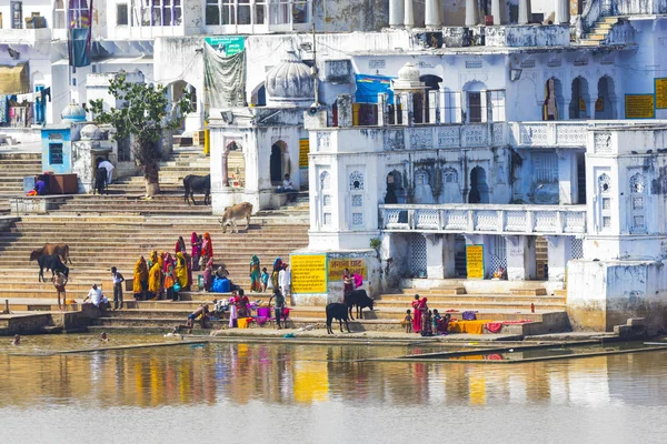 Insanlar Pushkar şehrinde kutsal gölde kendilerini yıkayın, — Stok fotoğraf