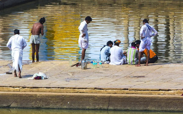 Persone si lavano nel lago santo nella città di Pushkar , — Foto Stock