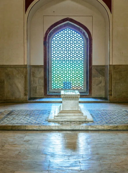 Inside humayuns tomb with marble tomb — Stock Photo, Image