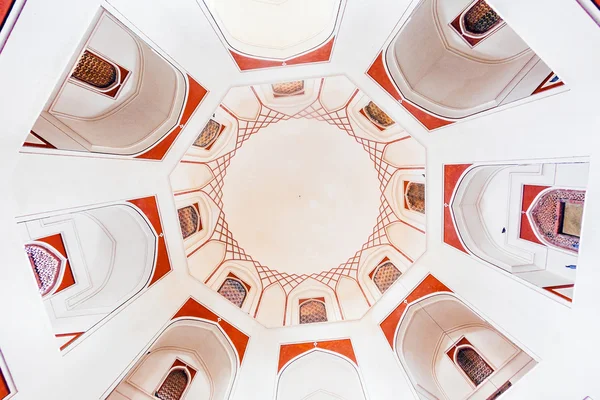 Teto com janelas e ornamentos dentro humayuns túmulo — Fotografia de Stock