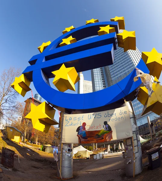 Символ евро перед Европейским центральным банком с оккупированным окном — стоковое фото