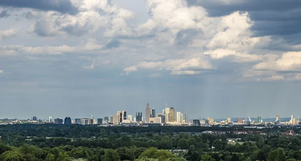 Skyline Frankfurt Höchst mavi gökyüzü ile — Stok fotoğraf