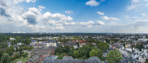Skyline Frankfurt Höchst mavi gökyüzü ile — Stok fotoğraf
