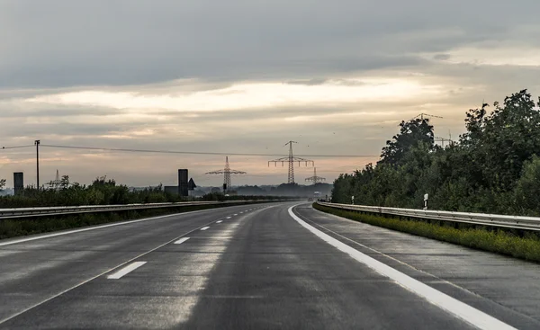 Шосе a7 у сильному дощі видно через лобове скло — стокове фото