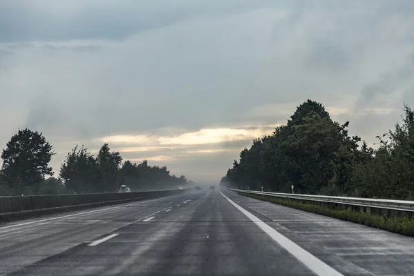 Шосе a7 у сильному дощі видно через лобове скло — стокове фото