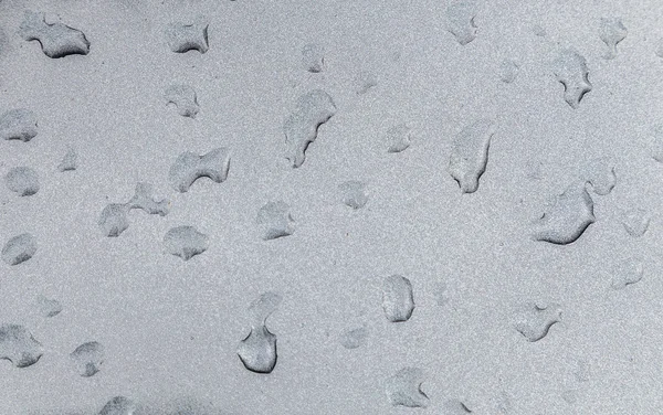 Gotas de chuva em um fundo de metal de um carro — Fotografia de Stock